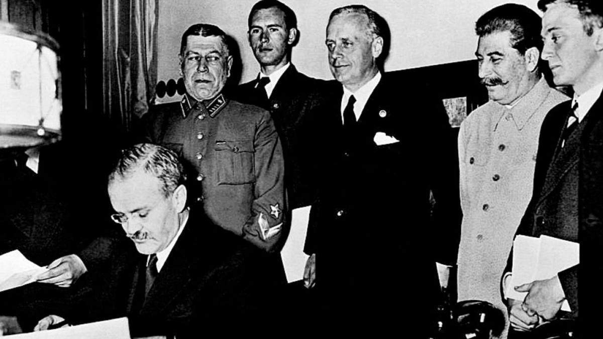 Molotov firma el pacto de no agresión de la URSS y Alemania.