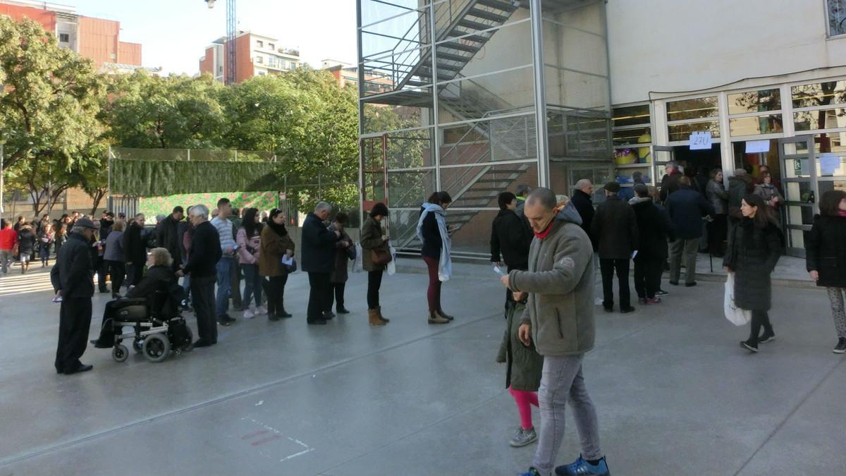 Cola para acceder a la mesa 27U del colegio electoral Molí de Finiestrelles (Barcelona)