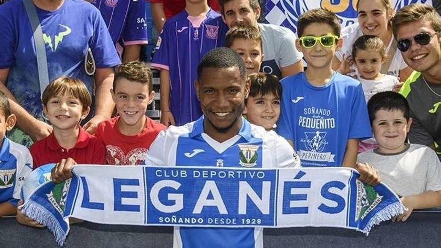 Beauvue, con la bufanda del Leganés, junto a la afición. // CD Leganés