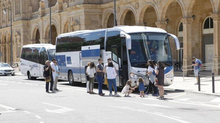 Los viajeros afectados por la huelga toman un autobús