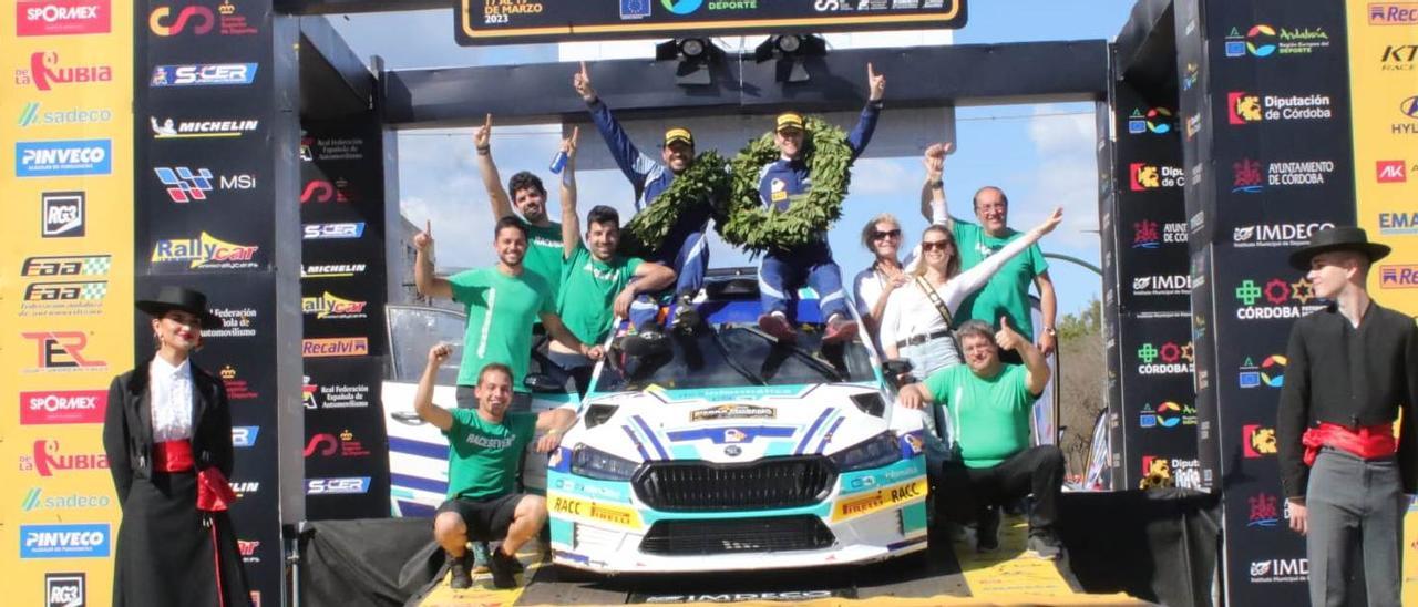 Jan Solans celebra el triunfo en el Sierra Morena junto al resto de su equipo.