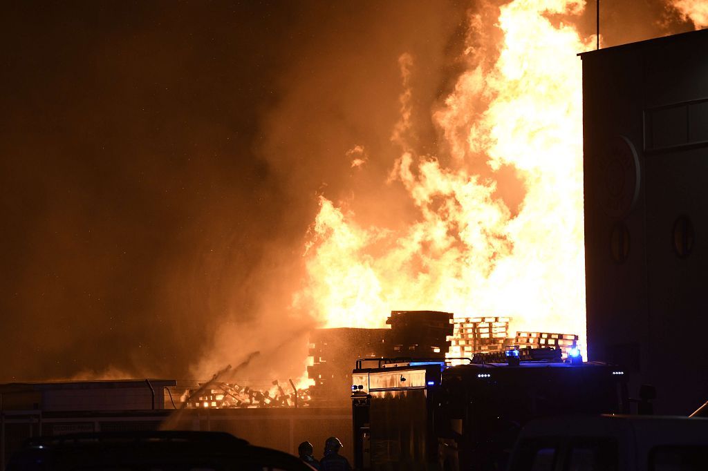 Estas son las imágenes que el aparatoso incendio de Puente Tocinos ha dejado este sábado