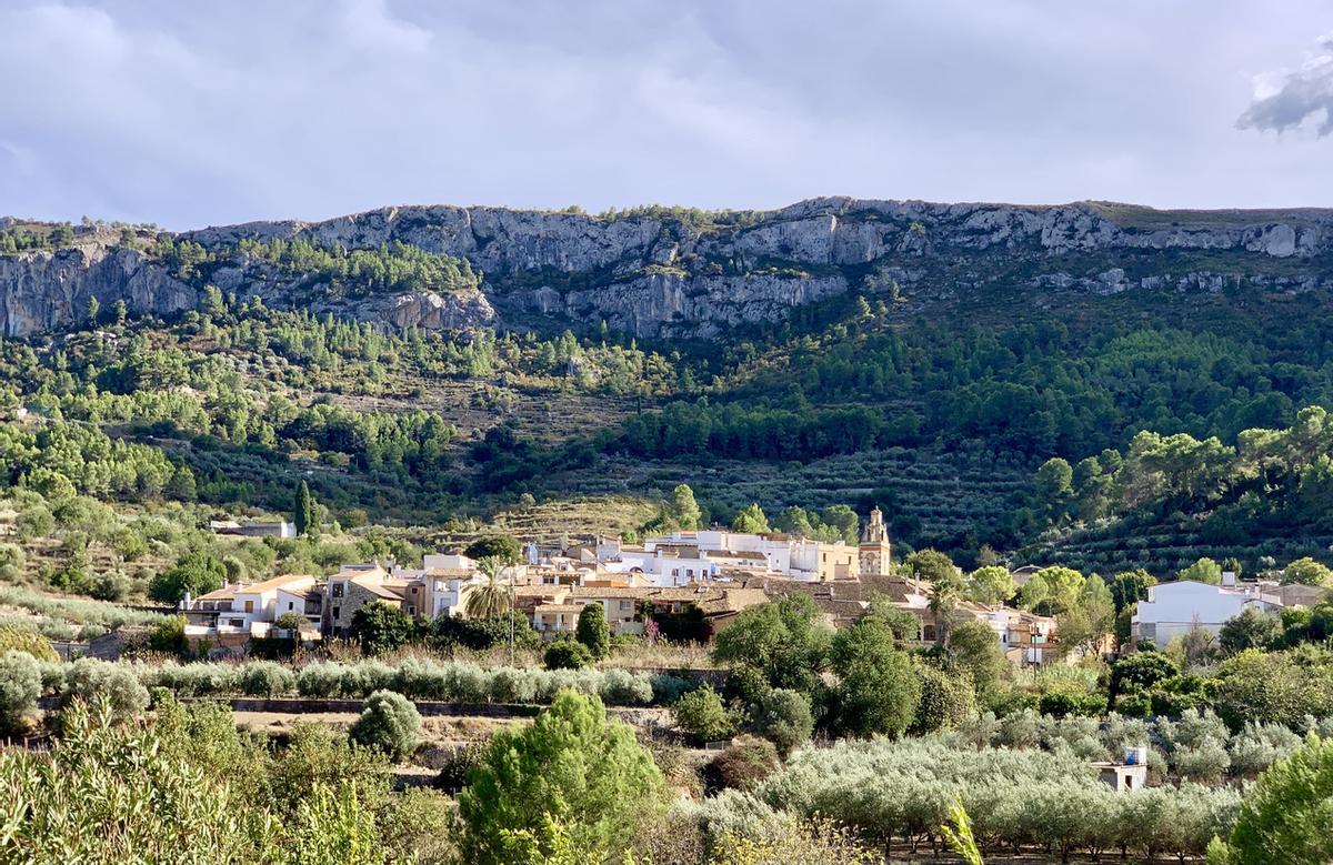 Uno de los pueblos entre las montañas de Vall de Gallinera.