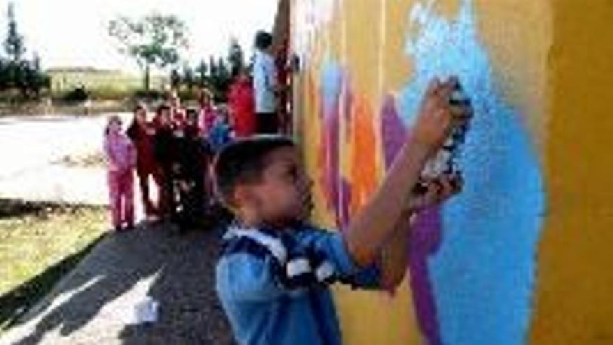 Los niños pintan sus derechos en un mural