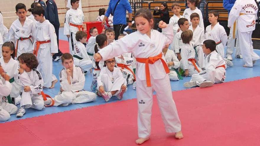 Una de las competidoras en el campeonato celebrado ayer en el pabellón de O Gatañal. // Santos Álvarez