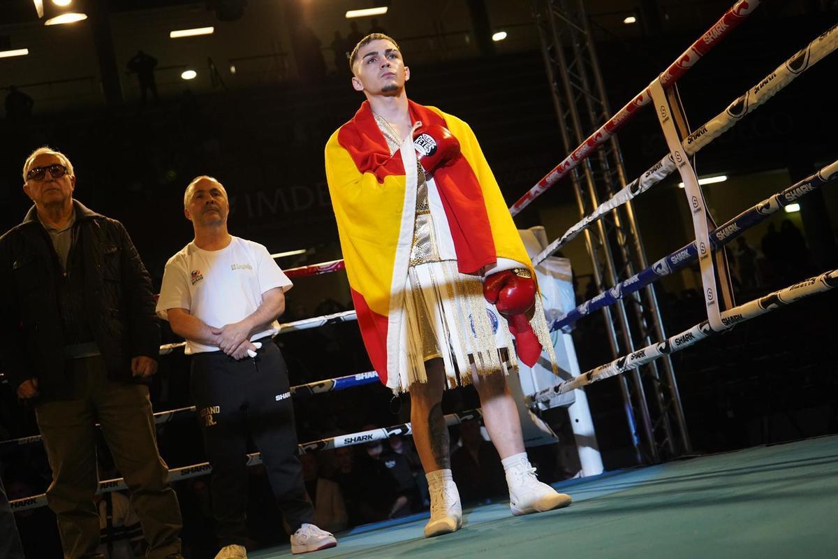 Lozano Jr. mientras escuchaba el himno nacional español.