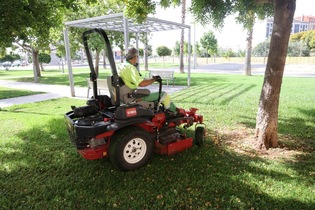 El mantenimiento de parques y jardines también entra en uno de los contratos.