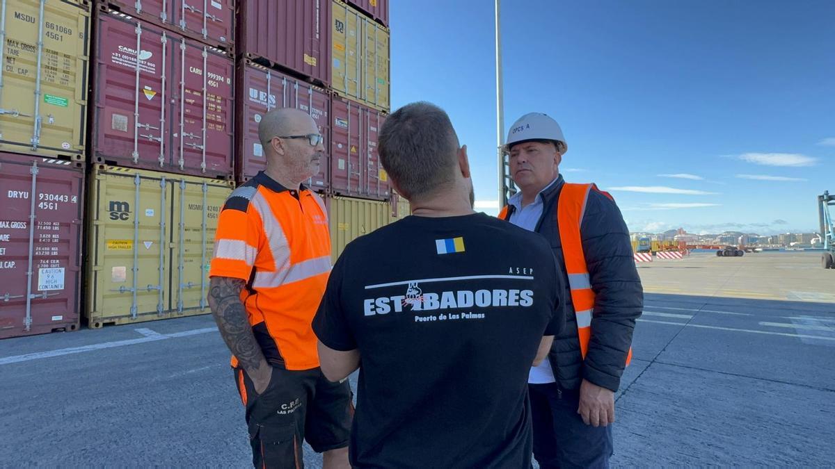 Maximiliano Díaz charla con Jesús Roríguez y Dorian Marrero en el Puerto.