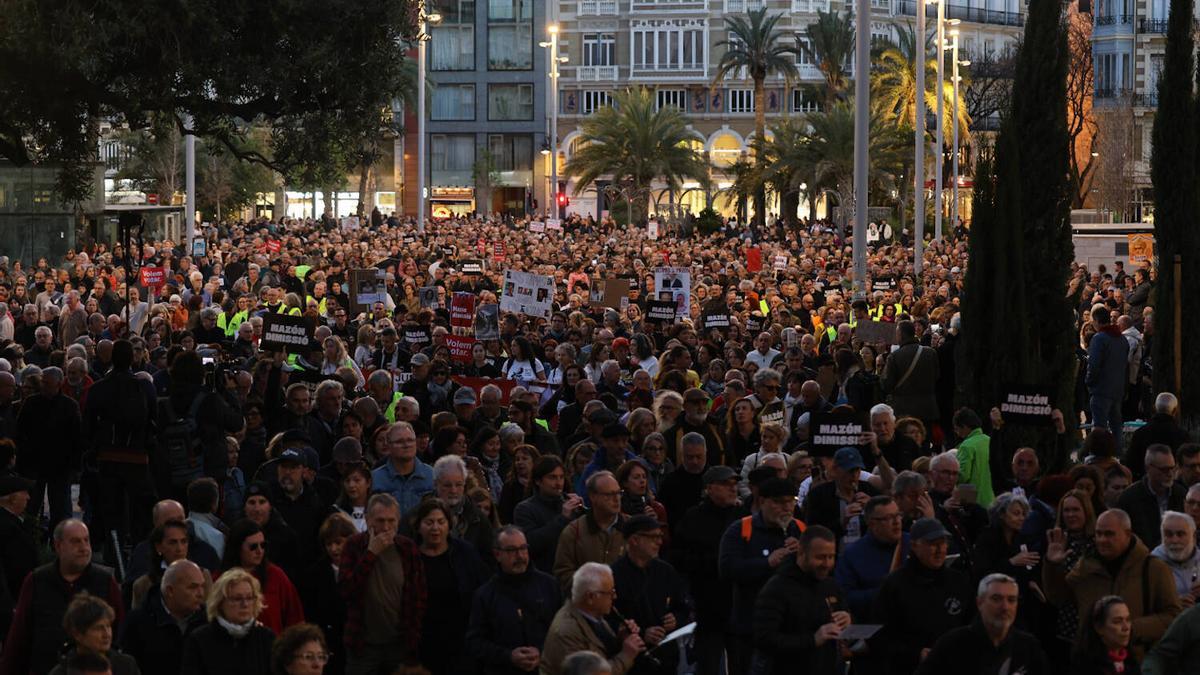 Sexta manifestación contra Mazón