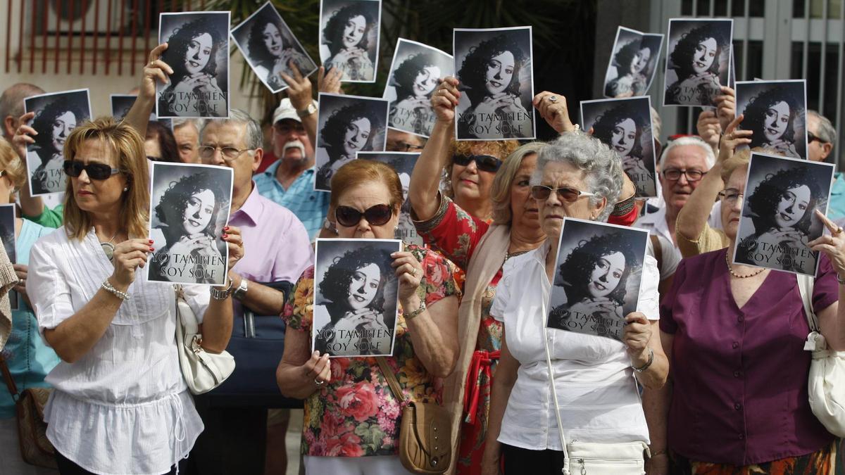 Varias personas se concentran por la joven Soledad Donoso, asesinada en 1992.