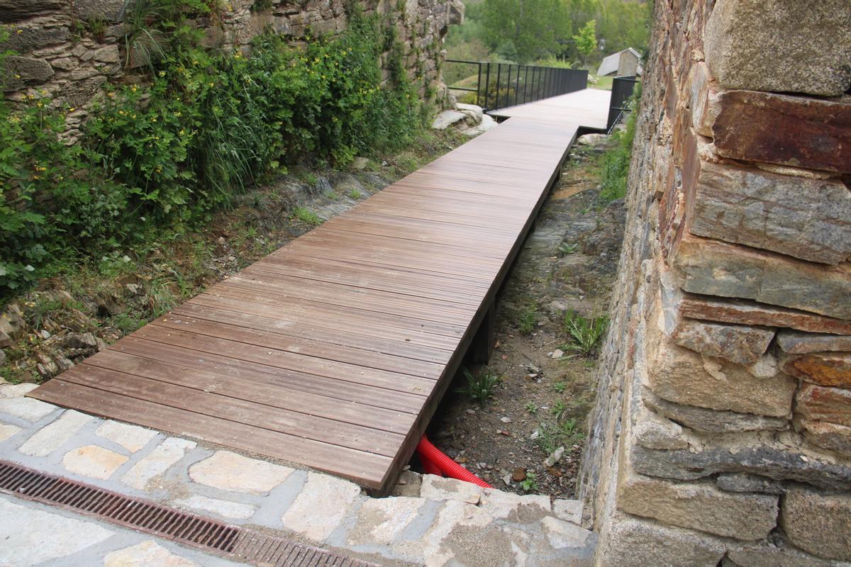 Puebla de Sanabria recupera sus estructuras defensivas con un nuevo puente levadizo Puebla de Sanabria recupera sus estructuras defensivas con un nuevo puente levadizo
