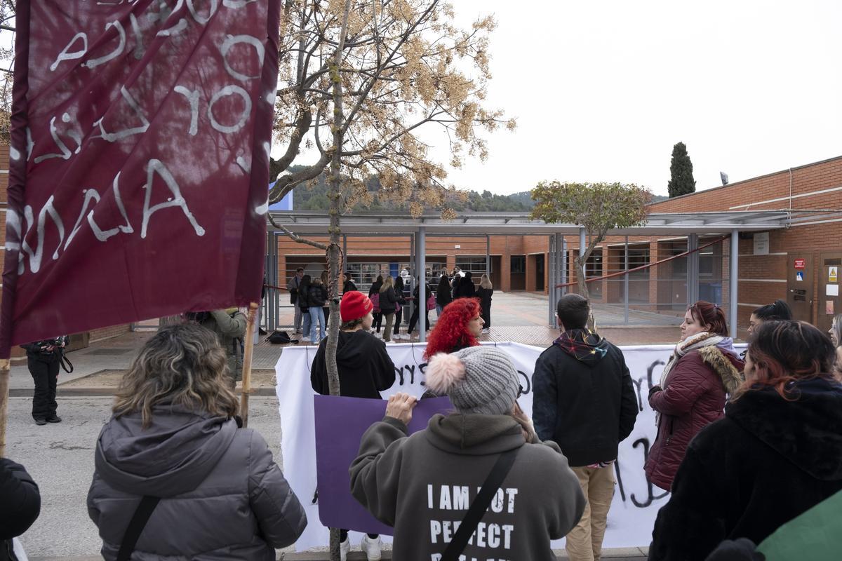 Manifestación en el instituto Llobregat de Sallent por el suicidio de la menor