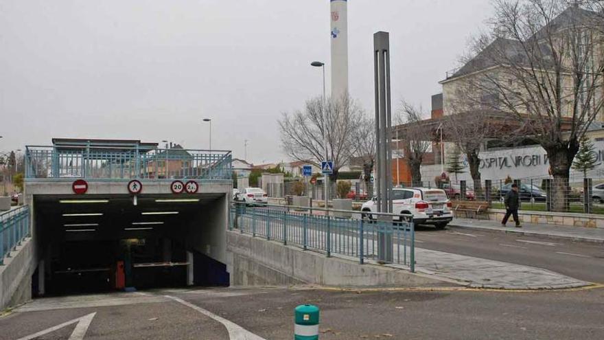 Uno de los accesos al aparcamiento subterráneo de Reyes Católicos.