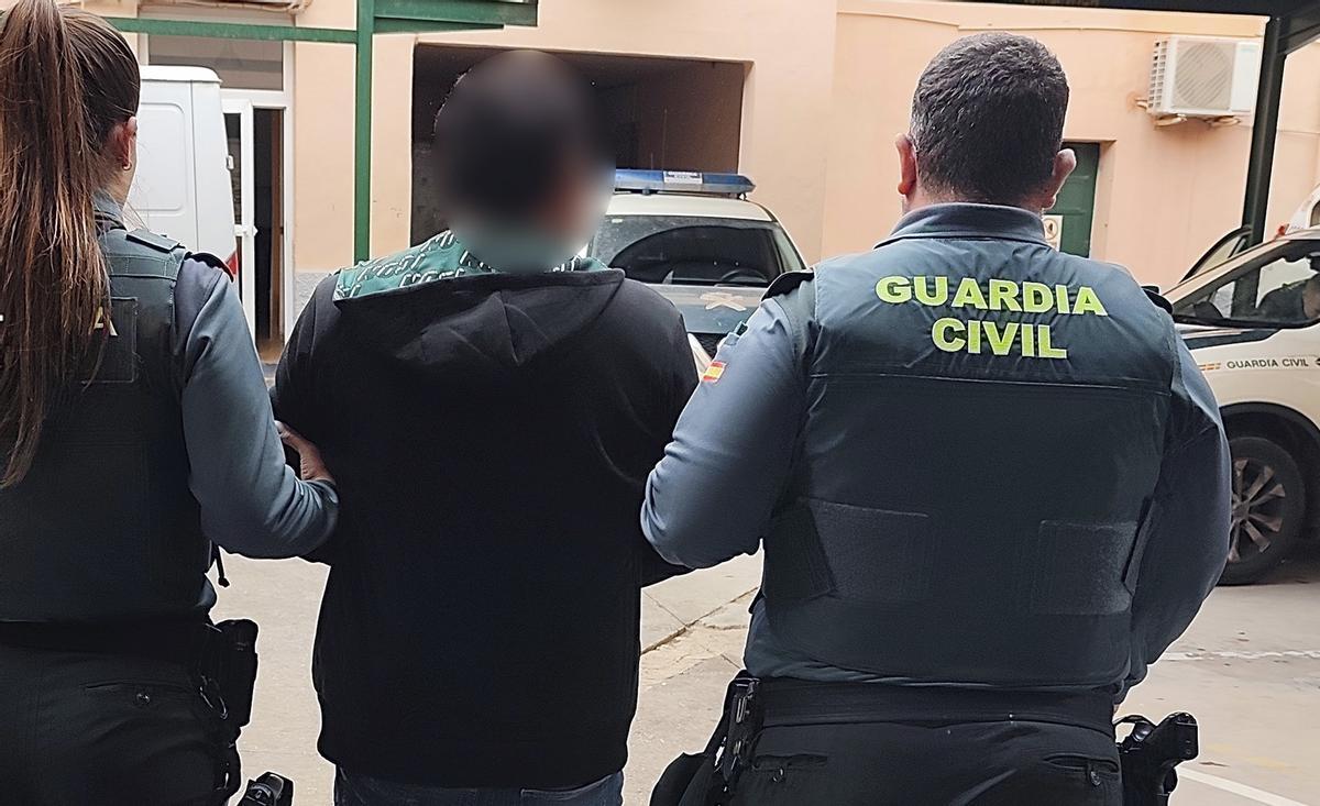 Momento de la detención de uno de los presuntos integrantes del grupo juvenil delitivo en Águilas