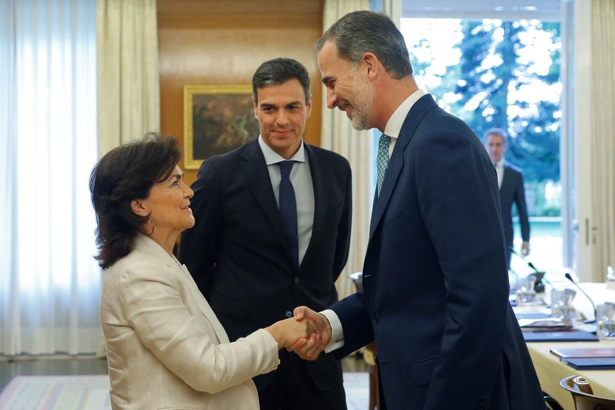 GRAF1536. MADRID, 16/07/2018.- El Rey Felipe VI (d), saluda a la vicepresidenta del Gobierno, Carmen Calvo (i), en presencia del presidente Pedro Sánchez (c), momentos antes de la reunión del Consejo de Seguridad Nacional, que tiene lugar hoy en el Palacio de la Zarzuela de Madrid. EFE/ Mariscal ***POOL***