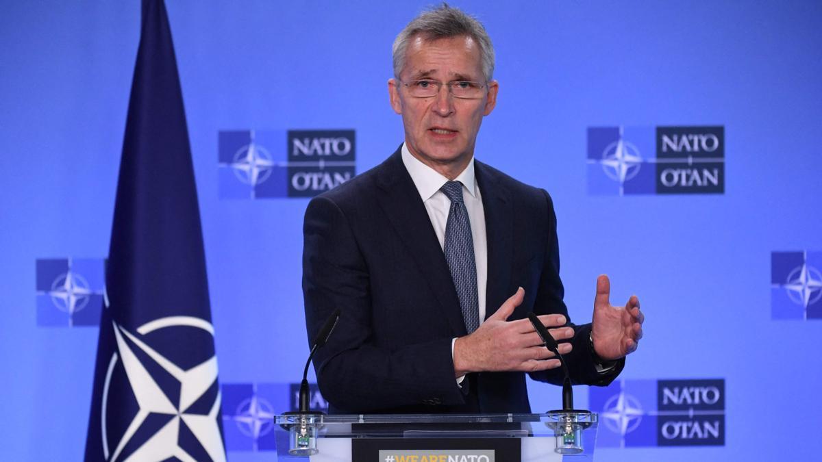 El secretario general de la OTAN, Jens Stoltenberg, hace gestos mientras habla durante una conferencia de prensa