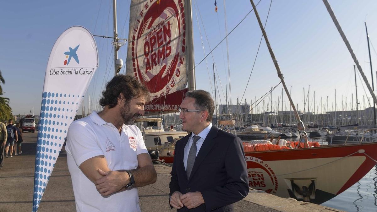 El director general de la Fundación Bancaria La Caixa, Jaume Giró (izquierda), y el director de la oenegé Proactiva Open Arms, Oscar Camps, tras firmar la alianza de colaboración en Barcelona.