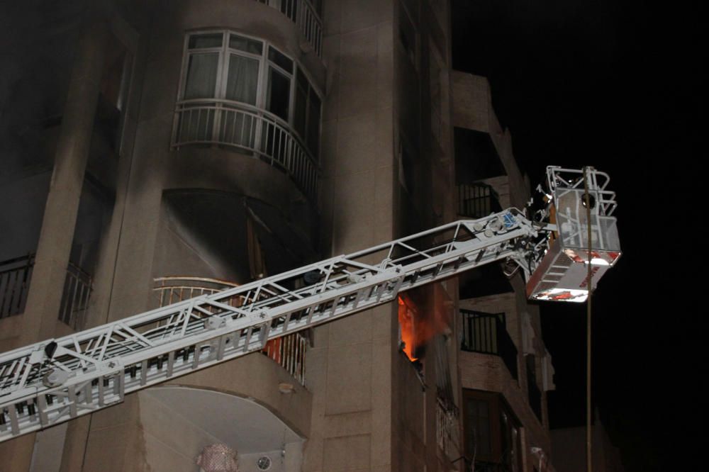 Bomberos de Torrevieja, Almoradí y Orihuela han intervenido para sofocar un incendio que ha obligado a desalojar el edificio de cinco plantas. Algunos vecinos han dejado el inmueble pasando por la azo