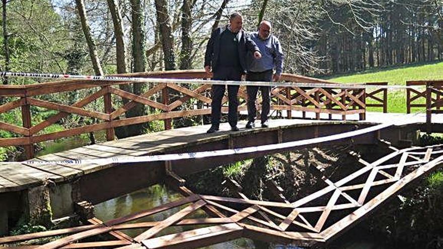 El alcalde larachés revisa los daños en el paseo del río Anllóns.