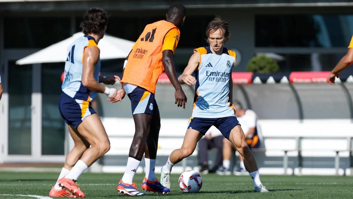 Modric vuelve a entrenarse con los blancos