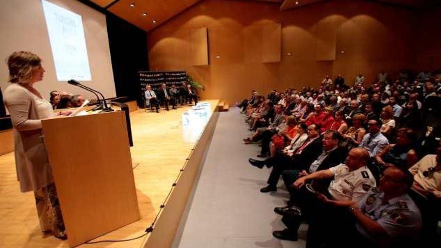 La edil de Turismo presentó a los premiados ante un auditorio plagado de público.