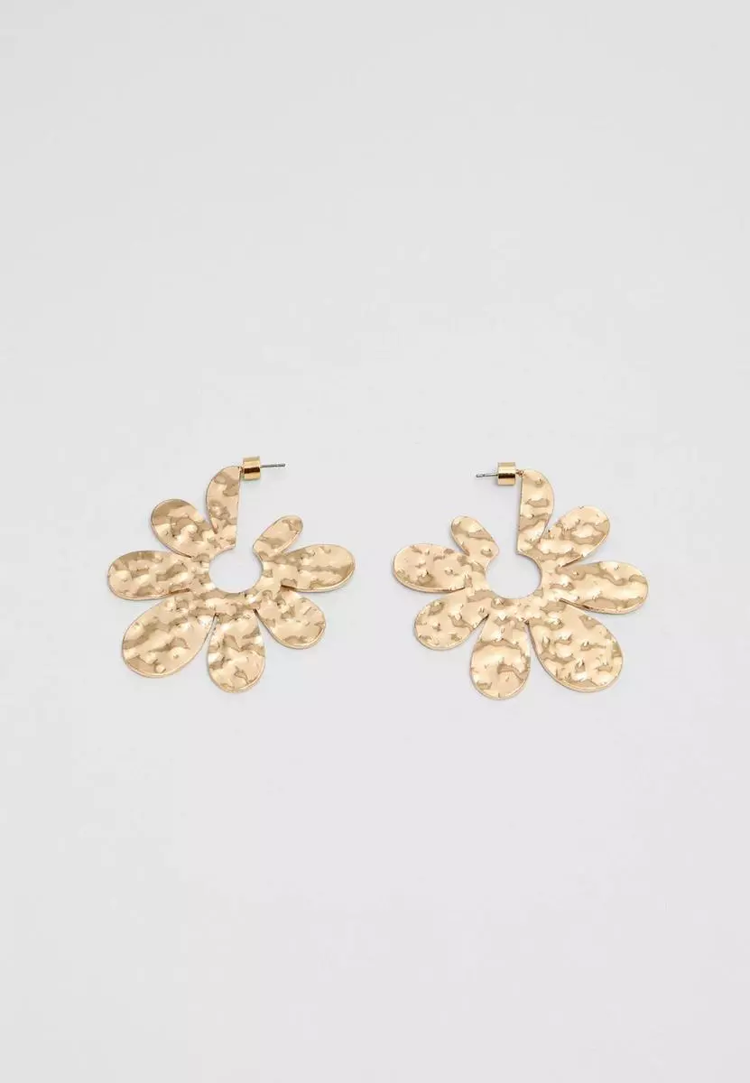 Los pendientes de invitada más bonitos: descubre 6 modelos primaverales de Stradivarius para todo tipo de eventos 8 Moncloa Pendiente flor de Stradivarius