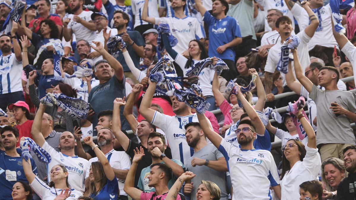 Aficionados durante un partido en el Heliodoro.