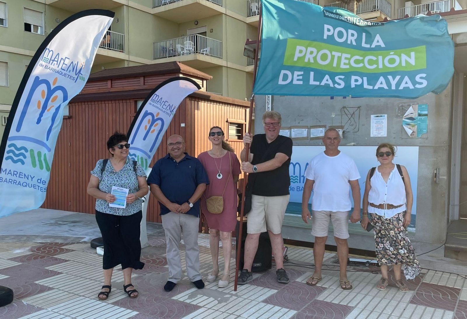 Miles de vecinos de los pueblos de la costa protestan contra los derribos en primera línea