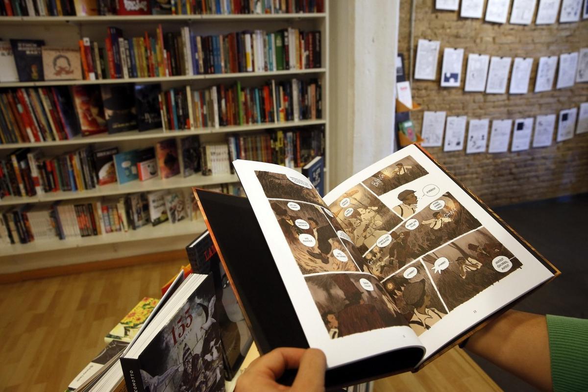 GRA102  Valencia  Comunitat Valenciana   11 11 2016  Una persona lee durante el dia de hoy  sexto Dia de las Librerias en Espana  un comic en la libreria Bartleby  uno de los dos colmados culturales de Valencia premiados este ano por la Generalitat  EFE Kai Forsterling