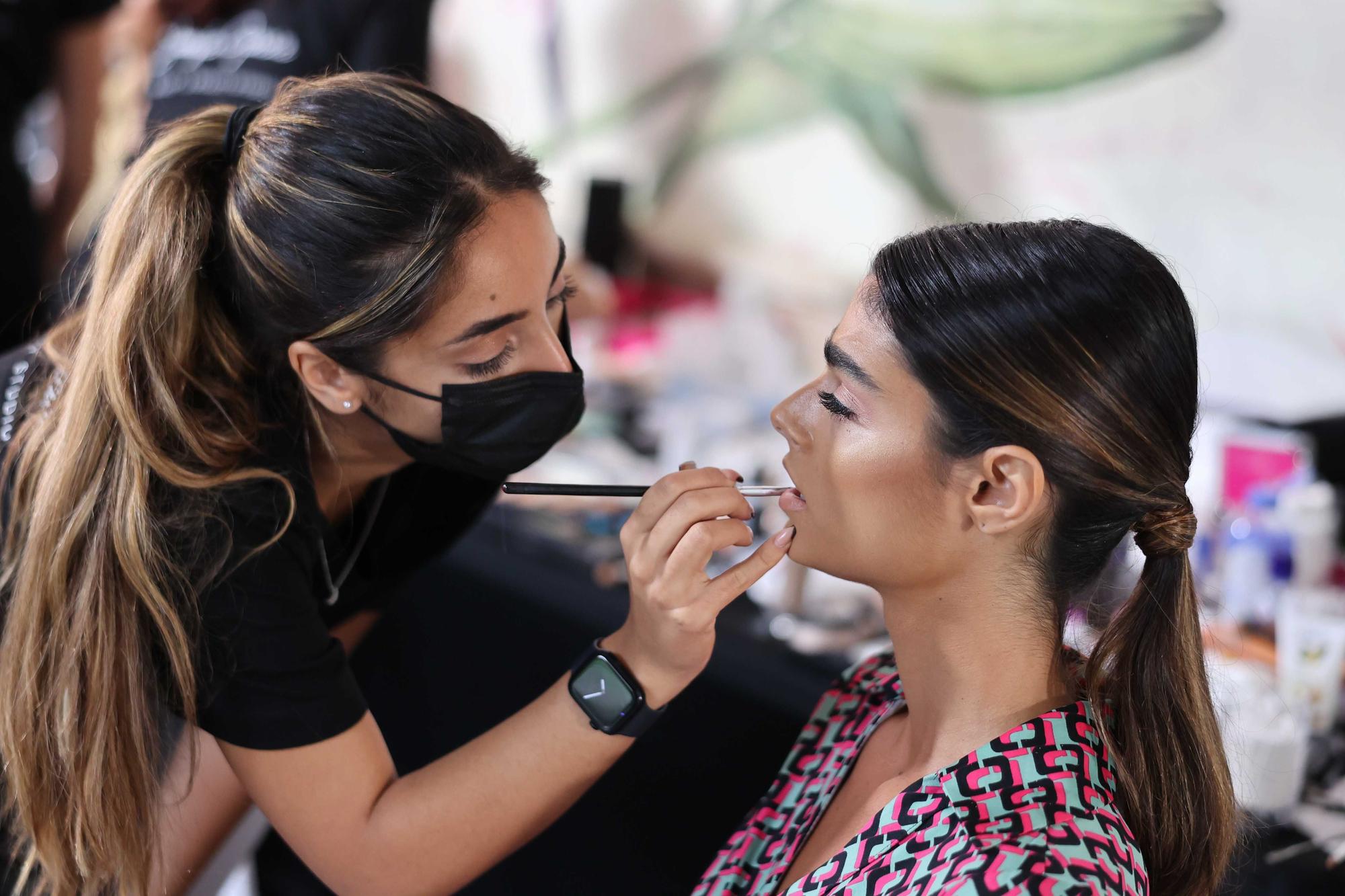 Las modelos se preparan para el desfile de Hannibal Laguna.