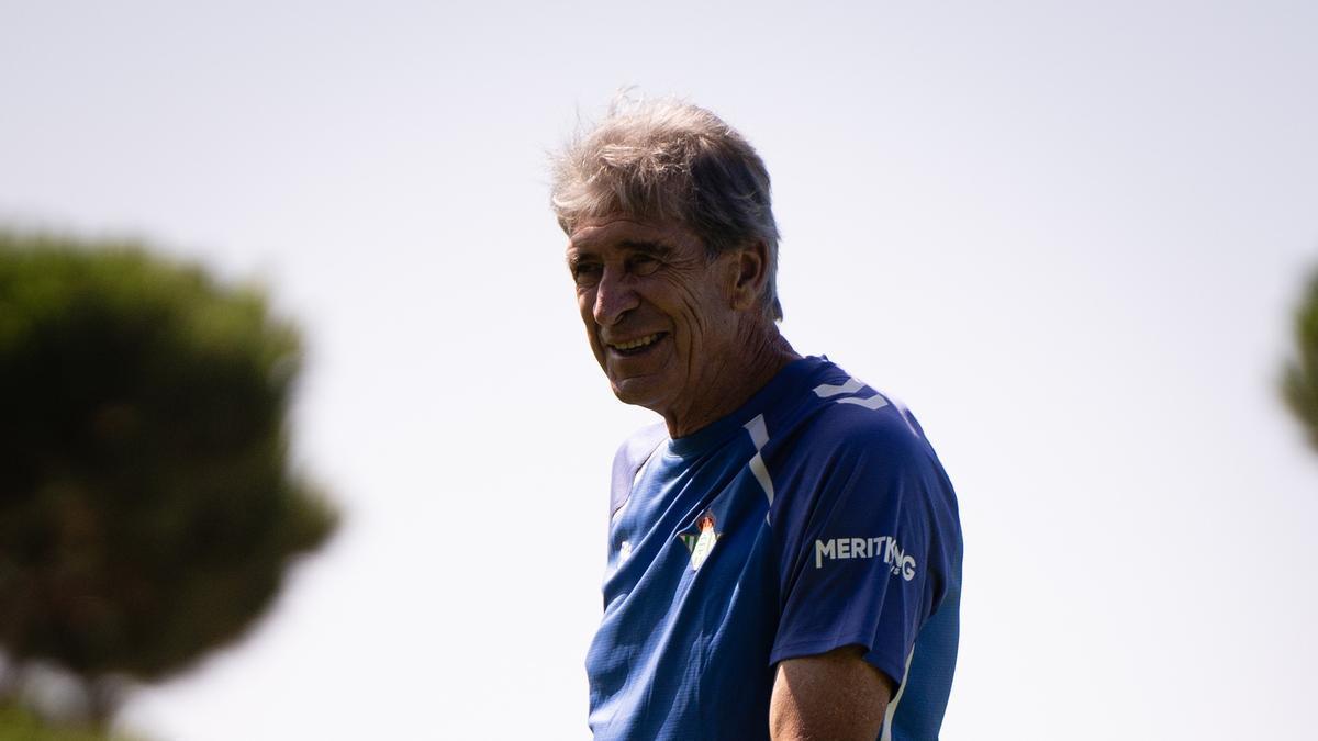 Manuel Pellegrini en la pretemporada del Betis en Almancil en la pretemporada 2025