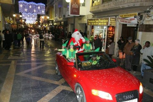 Cabalgata de la ilusión y cuento "El año que Mama Noel repartió los regalos"