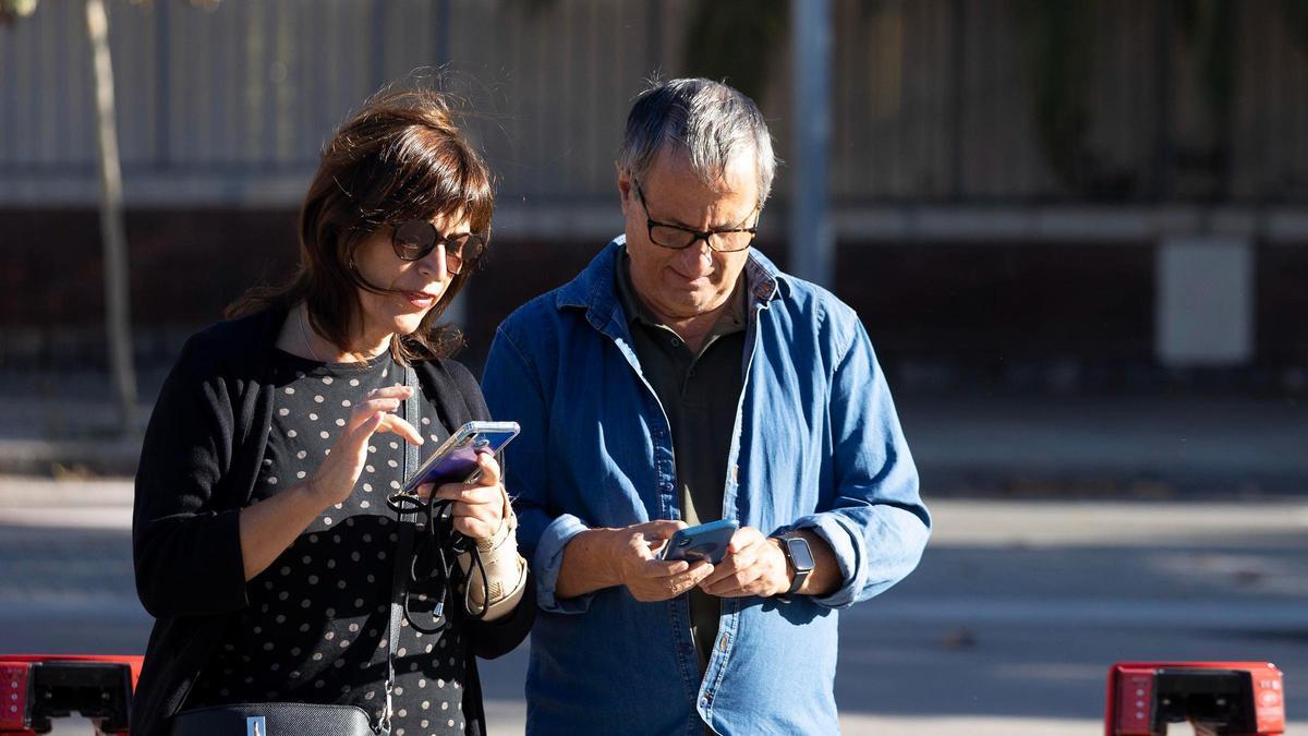"Dos individuos, menores de edad y en patinete, me robaron el móvil mientras hablaba" "Dos individuos, menores de edad y en patinete, me robaron el móvil mientras hablaba"
