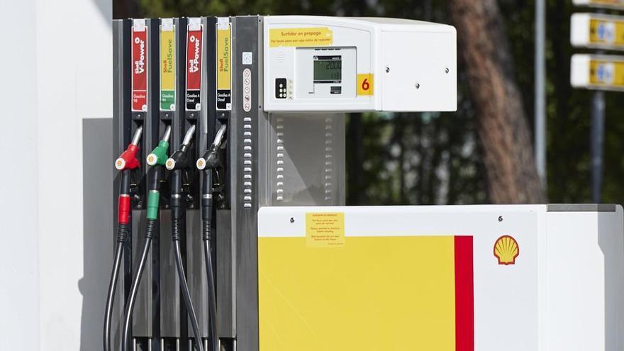 La rebaja fiscal del gasóleo subirá a 20 céntimos por litro en septiembre tras dispararse su precio en julio