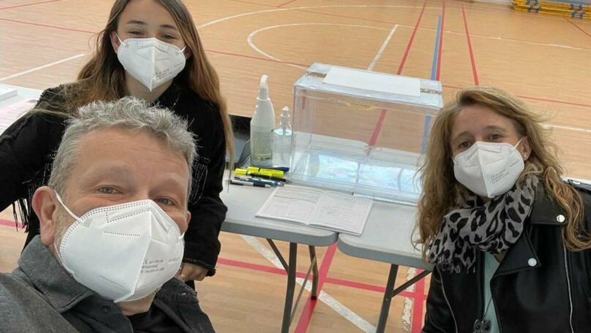 Alberto Chicote en su mesa electoral durante las elecciones madrileñas