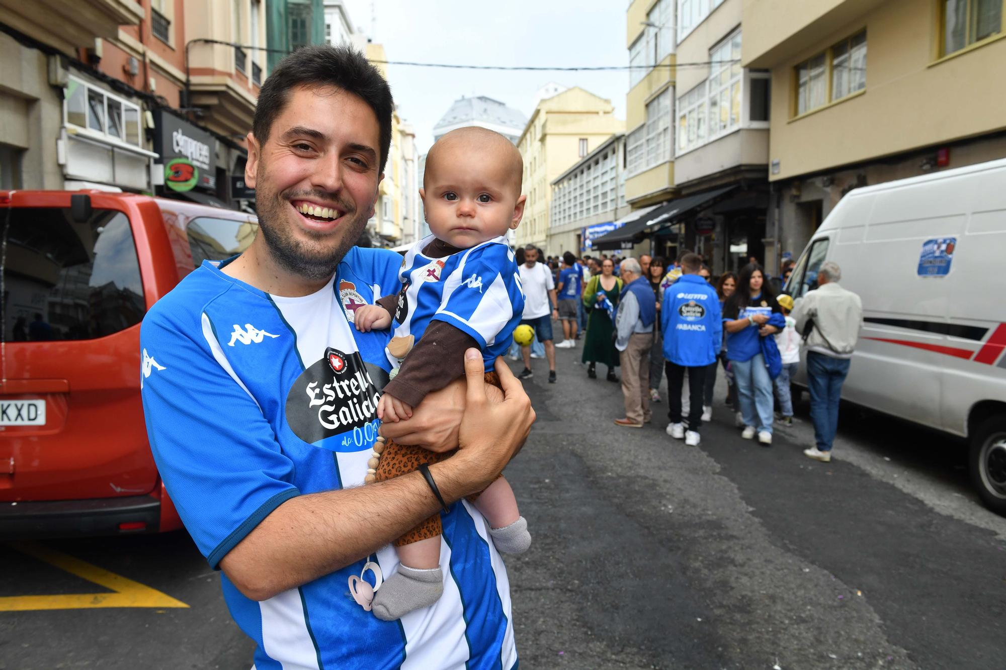 Ambientazo en la calle San Juan en la previa del Deportivo-Castellón