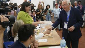 MELILLA (ESPAÑA), 28/05/2023.- El presidente del PP de Melilla y candidato a la Presidencia de la Autónoma, Juan José Imbroda, ejerce su derecho al voto este domingo. 