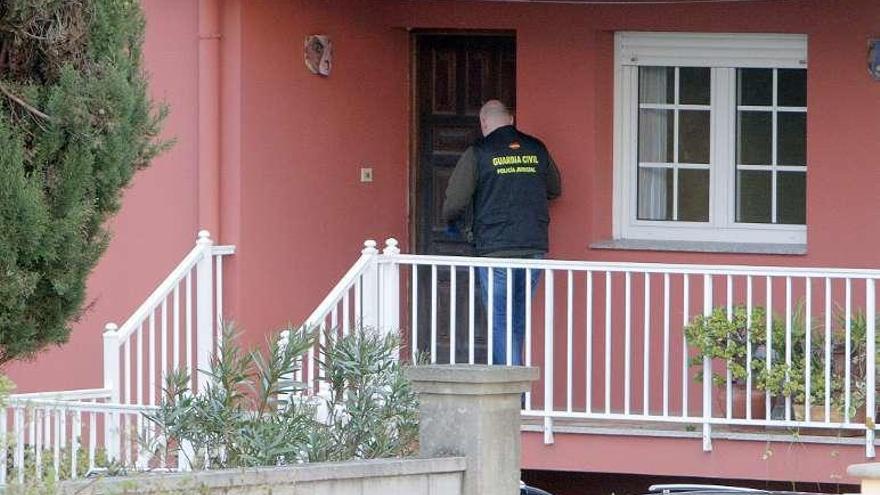 Un agente de la Guardia Civil en la entrada de la vivienda.