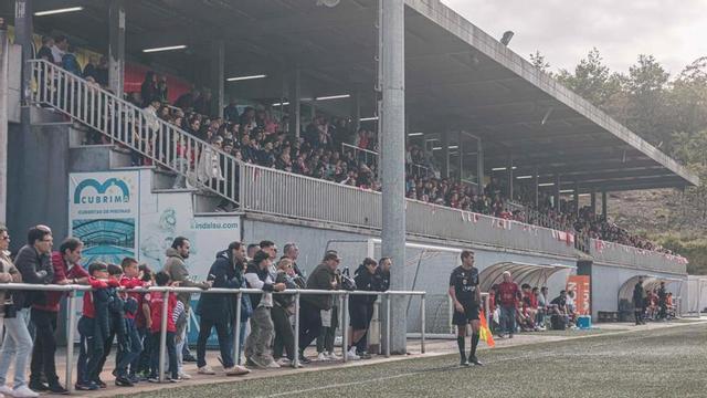 La grada del Novo Municipal, llena para asistir a un partido del Estradense la pasada temporada. | JESÚS FIGUEROA