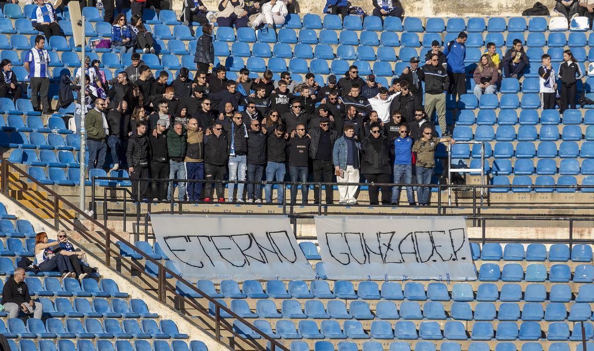 Los intergrantes de Curva Sur, durante un homenaje póstumo a uno de sus integrantes la pasada campaña, en el Rico Pérez.