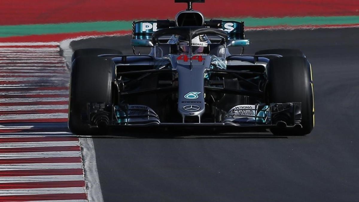 Lewis Hamilton, a bordo de su Mercedes en MOntmeló.