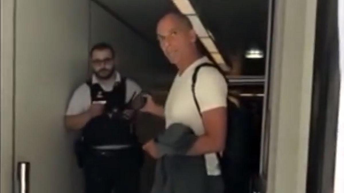 Yanis Varoufakis en el aeropuerto Charles de Gaulle de París.