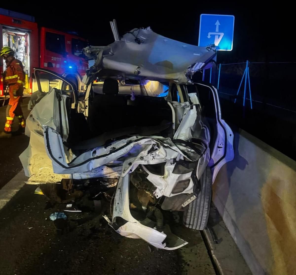 Uno de los vehículos siniestrado en la V-21, a la altura de la Pobla de Farnals, quedó completamente destrozado.