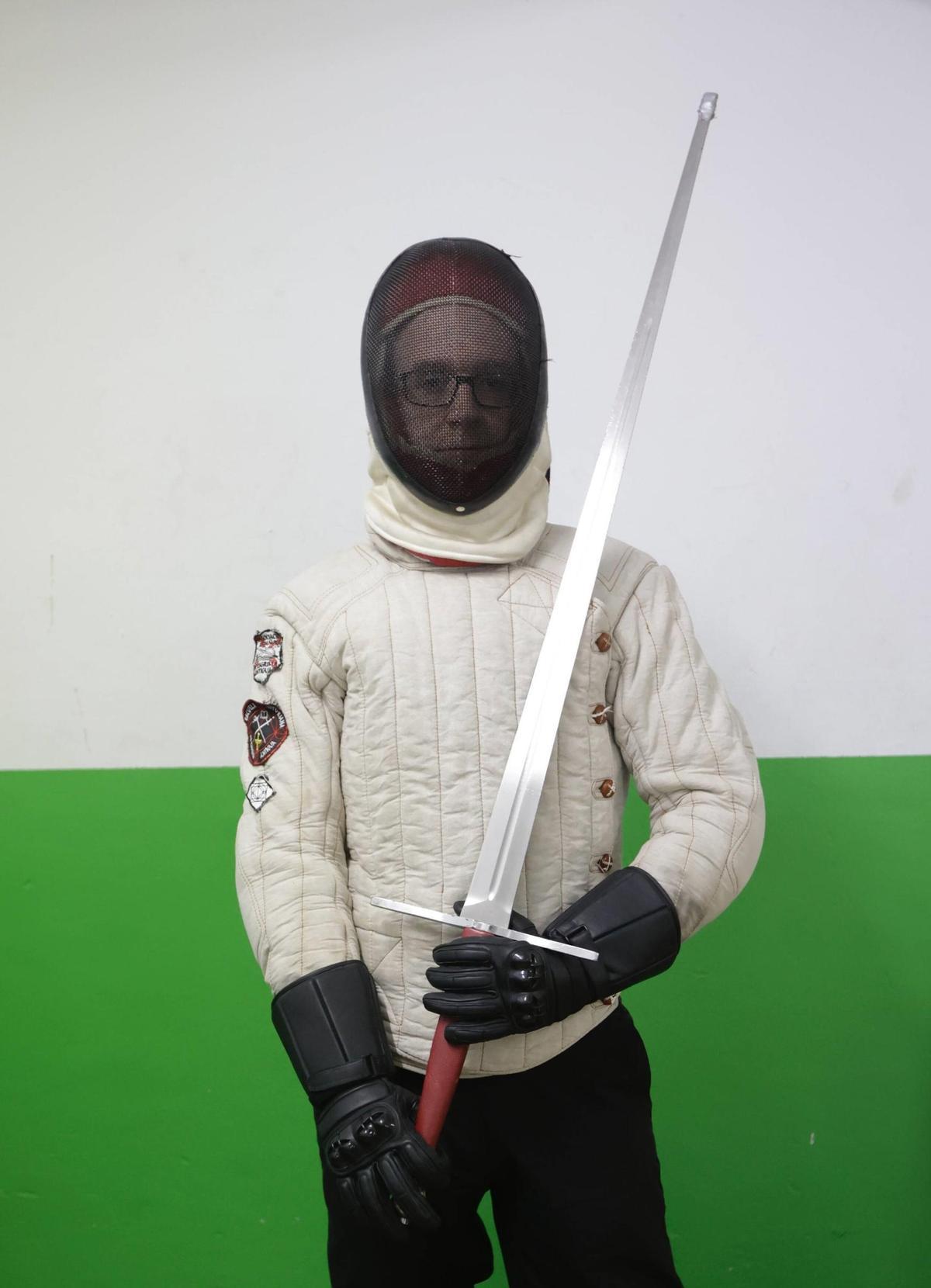 Fernando Bores, alumno de la EAEA. Lleva careta, chaquetilla y guantes para protegerse, y su espada tiene un tapón en la punta para proteger a su oponente