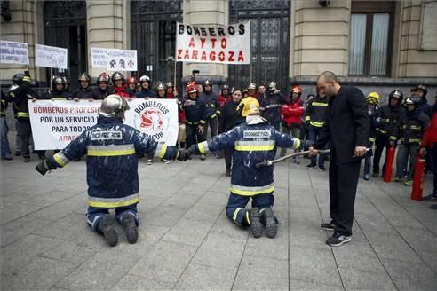 Concentración de bomberos en Zaragoza