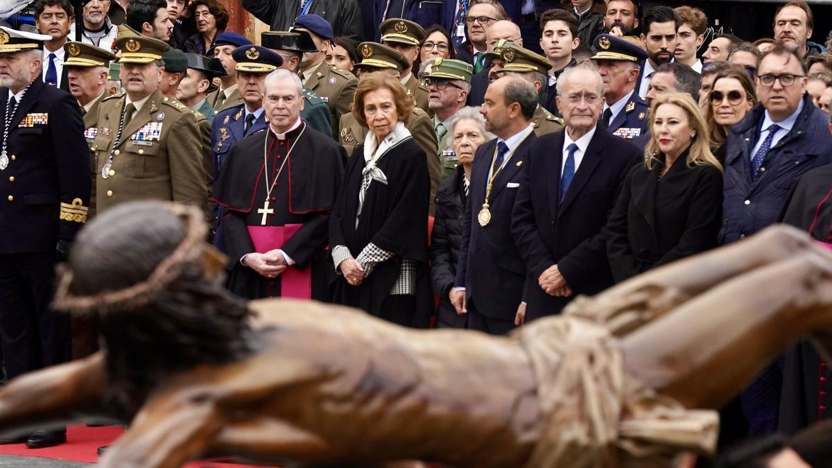 La Reina Sofía y el resto de autoridades, durante el traslado del Cristo de la Buena Muerte.