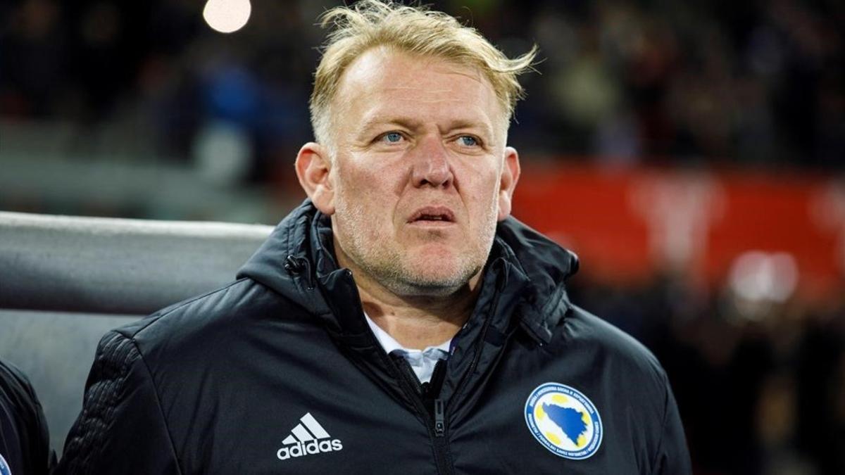 Robert Prosinecki observa a los jugadores durante un partido entre Austria y Bosnia-Herzegovina.