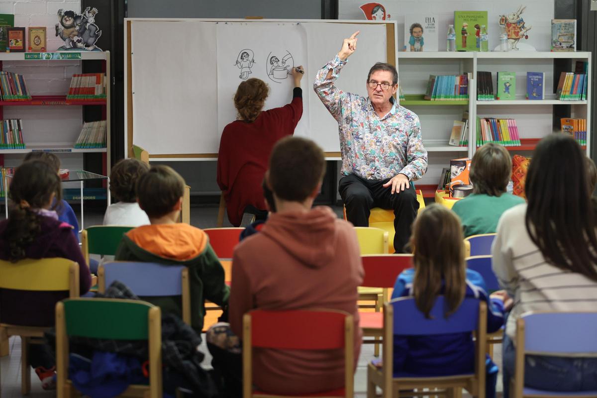 Carles Cano, junt amb la il·lustradora Aitana Carrasco, a un taller d’animació lectora a la Biblioteca de Vila-real l’any passat.