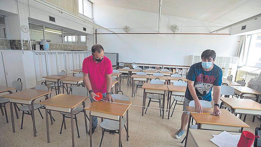 Profesores adaptando las aulas a la covid-19.