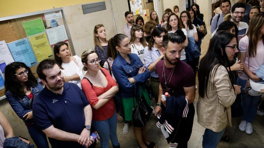 Opositores a la espera de entrar al examen el domingo